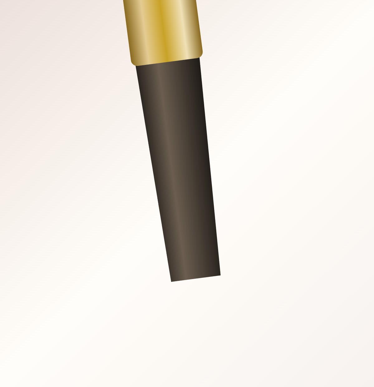 Detalle de Brocha de maquillaje número 7 con mango oscuro y virola dorada